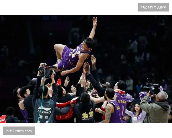 【2026年4月CBA联赛·赛中·花絮沈阳辽宁体育馆万名球迷高唱《真心英雄》，为受伤倒地球员祝福